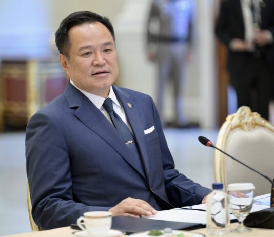นายกฯ ประชุมสภาความมั่นคง ย้ำท่าทีไทยเป็นกลาง พร้อมรับคนไทยกลับประเทศ